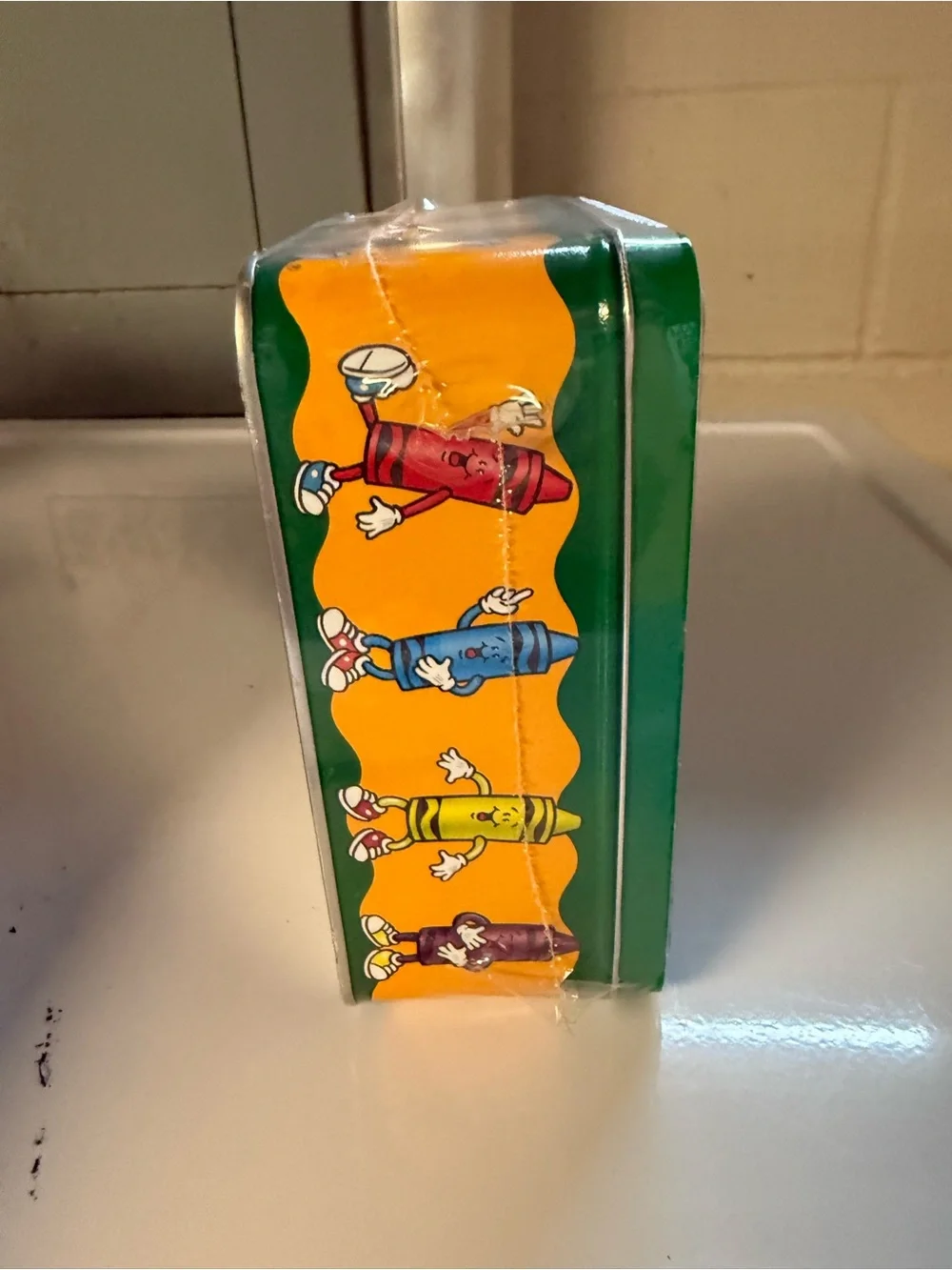 Sealed Crayola Tin with 64 Crayons 1995